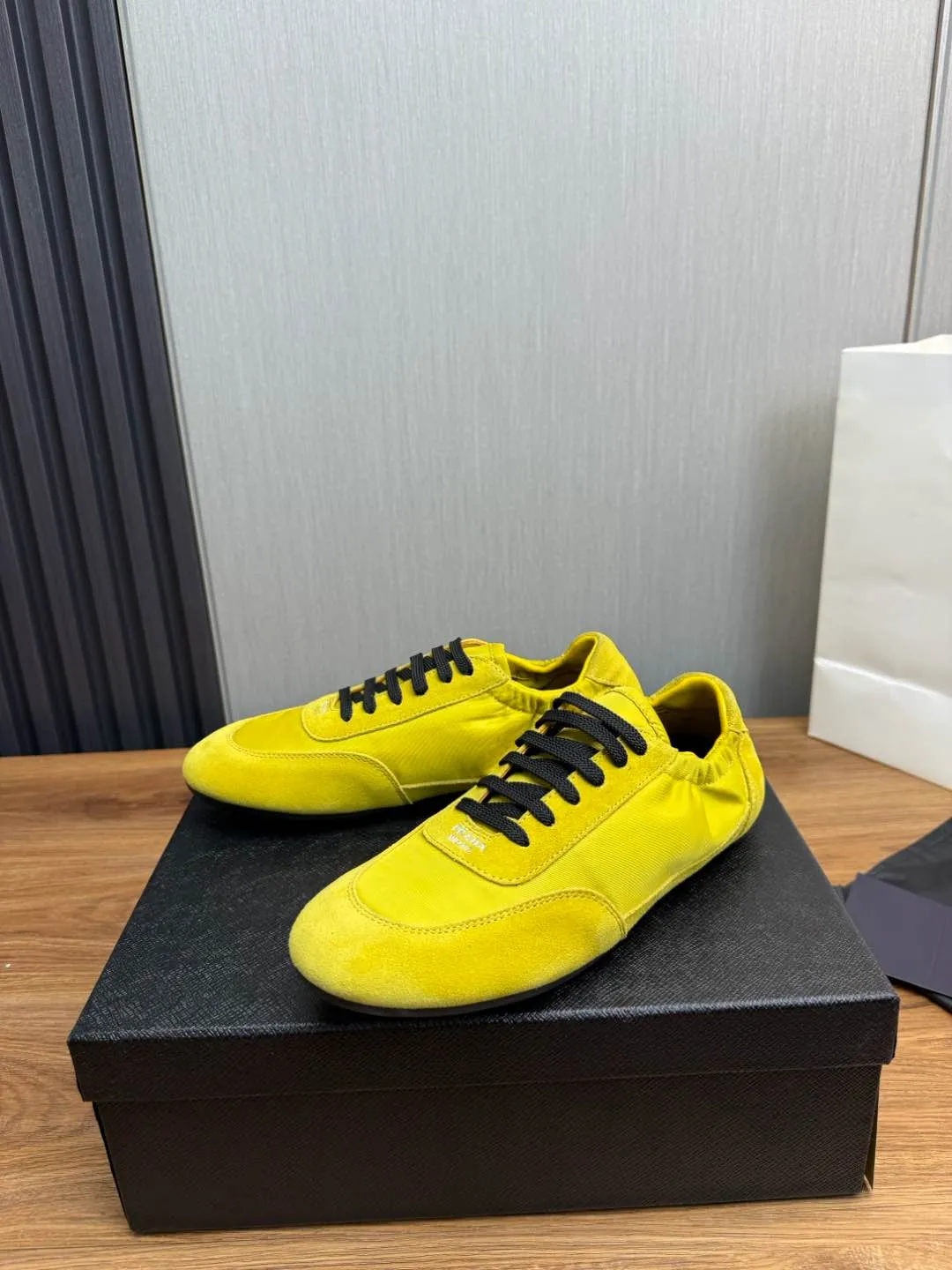 Men's shoes 💰600💰 PRADA 2025 Early Spring Collapse New Couple Style Sports Shoes Moral Training Shoes The name Collapse comes from the fact that it can be easily put on and taken off with bare hands. The light and comfortable features make it more relaxed and casual. The side elastic design can be worn twice! Super comfortable catwalk sneakers, as light and thin as ballet slippers, as comfortable as sneakers, comfortable and super light on the feet. Fabric: nubuck leather spliced ​​with nylon cloth. Silk cowhide foot pads. Size: Women's code 35/40 Men's code 39/45